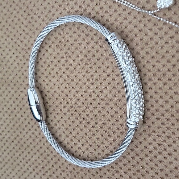 Elegant Silver Necklace and Bracelet Bundle - Picture 2 of 5